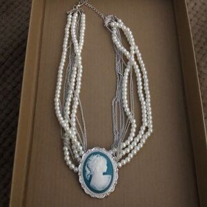 Elegant Cameo Pearl Necklace